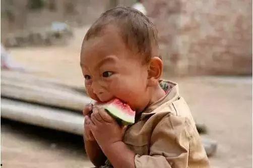 娱乐吃瓜孩子是谁啊,他是谁？背后的故事与影响力