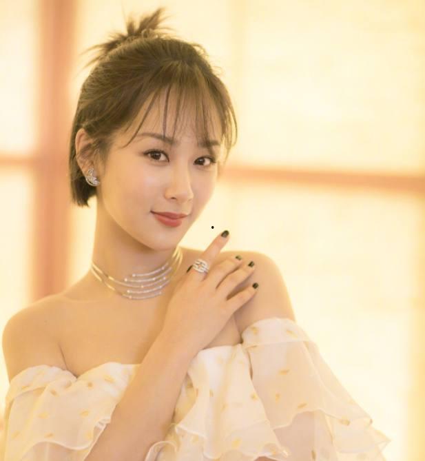 娱乐吃瓜间杨紫,娱乐圈的“瓜中女王”，揭秘她的吃瓜人生